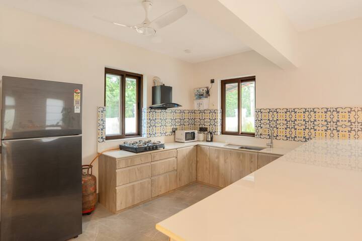 Full kitchen image 1
