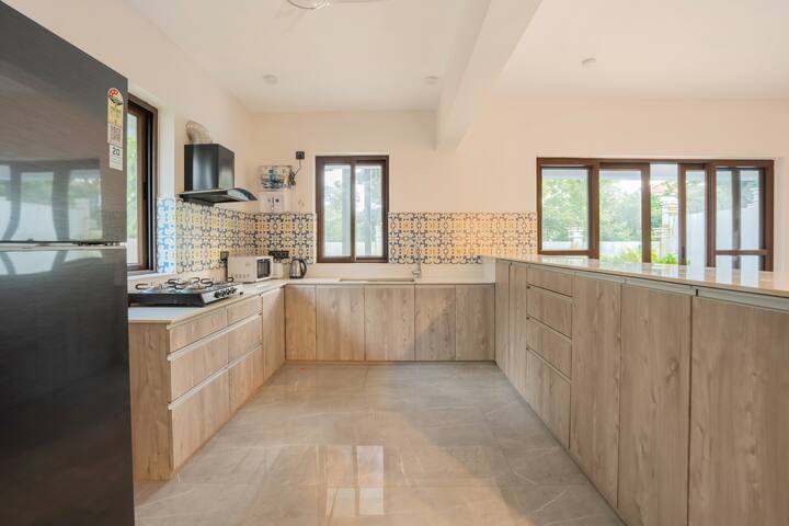 Full kitchen image 2