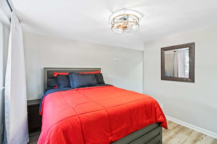 Ფართო საძინებელი კომფორტული საწოლითა და ბუნებრივი განათებით.