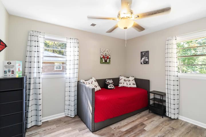 Ბავშვებისთვის შესაფერისი ბულდოგის ოთახი ორადგილიანი საწოლით + UGA სულისკვეთებით – იდეალურია ახალგაზრდა გულშემატკივრებისთვის!