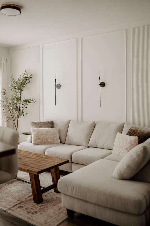 Top Airbnb: Entire Luxury Townhouse | Barrie Hideaway in Barrie