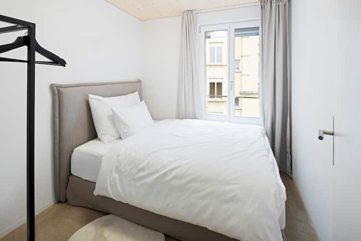 חדר שינה נעים עם מיטה 140 ס"מ, הרבה אור יום ואווירה שקטה. מושלם להירגע אחרי יום ארוך בעיר. מצעים איכותיים מבטיחים שינה טובה.