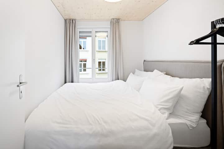 חדר שינה נעים עם מיטה נוחה, הרבה אור יום ואווירה מרגיעה. מושלם לשינה רגועה ואידיאלי לזוגות, חברים או שהיות ארוכות יותר.