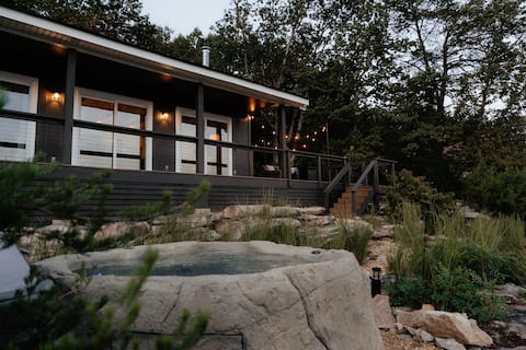 Luxury Bluff Cabin • Hot Tub + Epic Mountain Views
