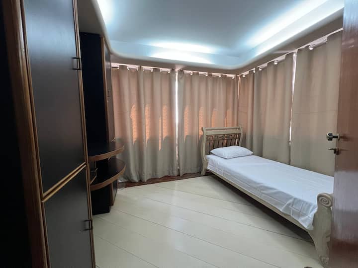 ห้องเดี่ยวที่กว้างขวางและอบอุ่นสำหรับการพักผ่อน มีตู้ล็อคเกอร์ที่กว้างขวางเพื่อจัดระเบียบเสื้อผ้าและของใช้ส่วนตัวของคุณ สภาพแวดล้อมที่เงียบสงบและสะดวกสบายสำหรับการพักผ่อน อ่านหนังสือ หรือเพลิดเพลินกับช่วงเวลาส่วนตัวระหว่างการเข้าพัก