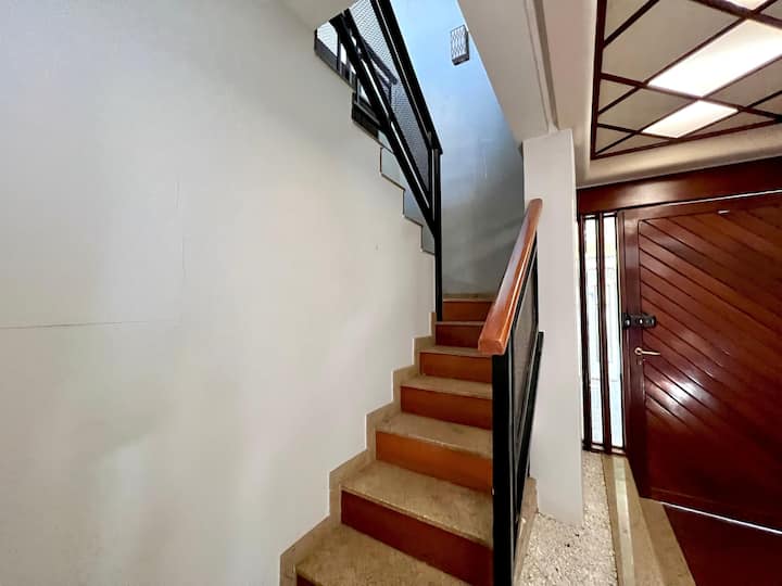 บันไดเข้าห้องทีวี ห้องเล่นเกม สระว่ายน้ำ ดาดฟ้า และบาร์บีคิว