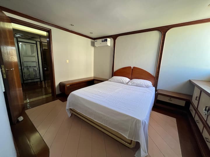 ห้องพักที่อบอุ่นเพื่อการพักผ่อนอย่างสะดวกสบายในห้องพักนี้ มีเตียงคู่นุ่มและล็อกเกอร์กว้างขวางสำหรับเก็บเสื้อผ้าและของใช้ส่วนตัวของคุณ