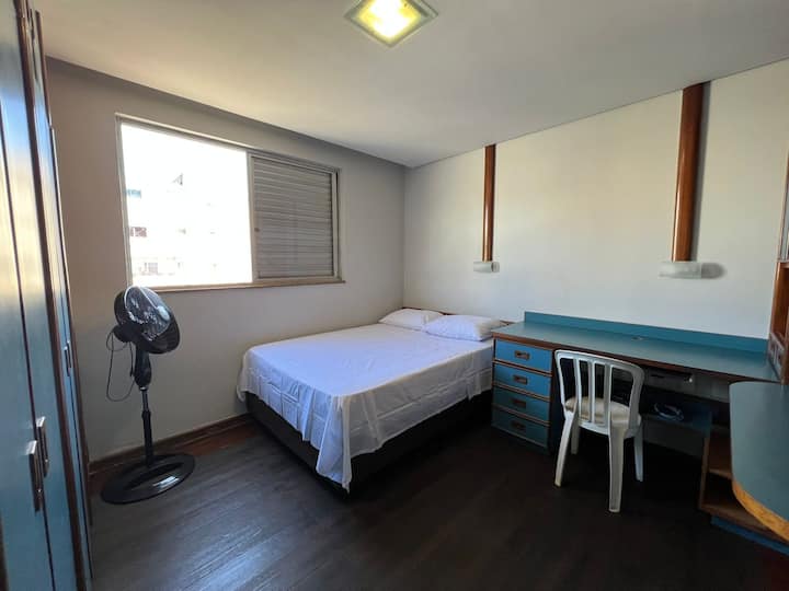 ห้องพักสะดวกสบายและอบอุ่นสำหรับ
ผ่อนคลายด้วยเตียงคู่นุ่มและล็อกเกอร์กว้างขวางสำหรับของใช้ส่วนตัว