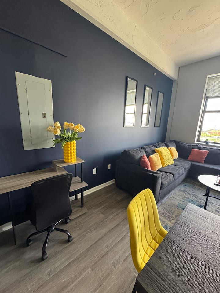 Dnevni boravak: otvorenog je rasporeda i ima modularni kauč, pametni televizor, pogled na grad i radni stol za rad na daljinu.