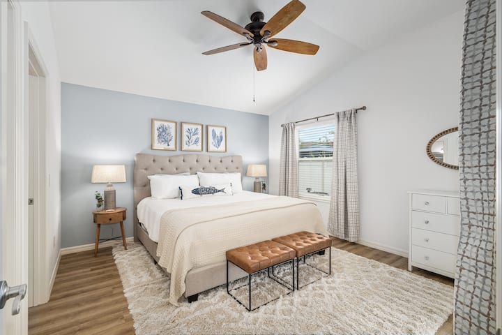 Shijo një natë të qetë gjumi në krevatin e rehatshëm "king".