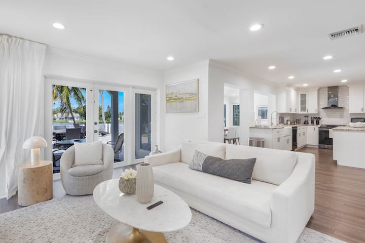 Wellington Lakehouse • Heated Pool & Views - Royal Palm Beach, FL
