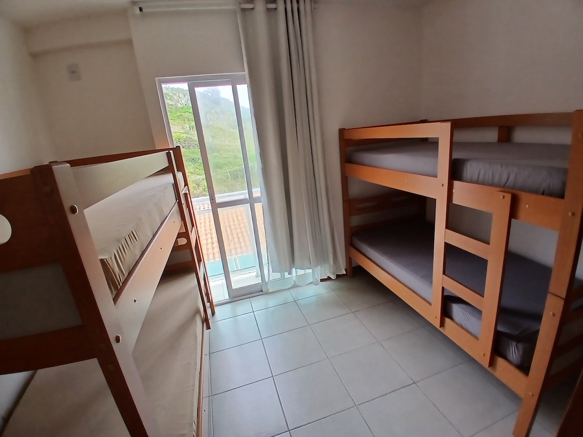 спална соба со 2 кревета на спрат 