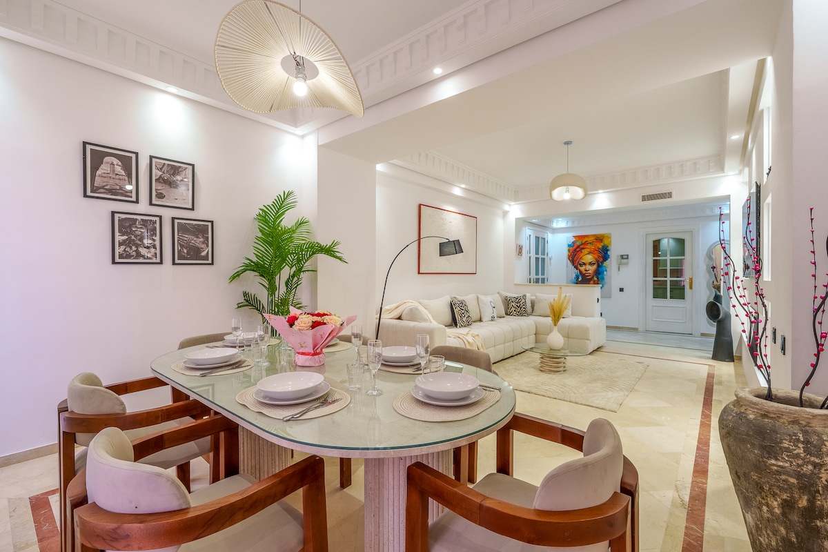 Salon luxueux et confortable avec canapés modernes de l'appartement à Guéliz