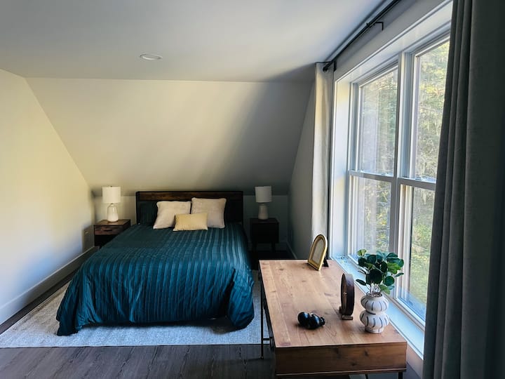 Spálňa č. 1 na poschodí sa môže pochváliť manželskou posteľou, stolom a rozkladacou posteľou s výsuvným lôžkom. 