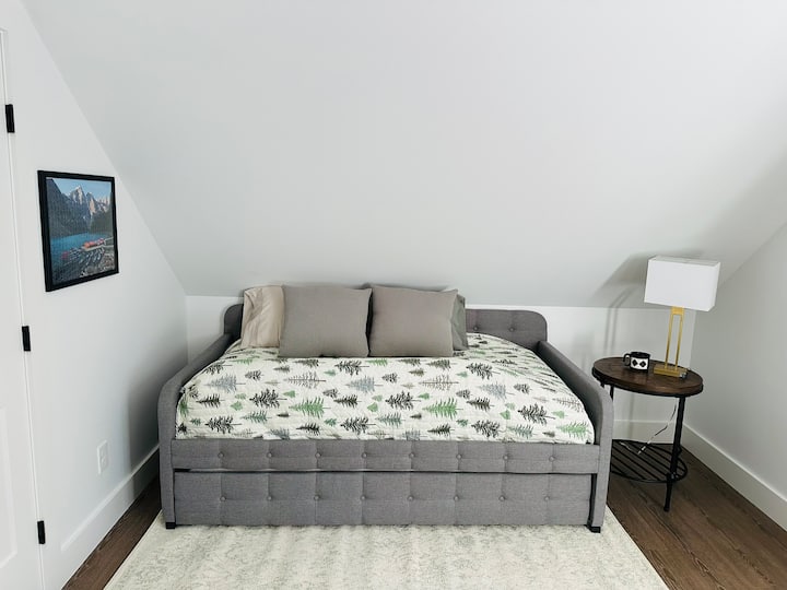 Horná spálňa č. 2 s manželskou posteľou a rozkladacou pohovkou