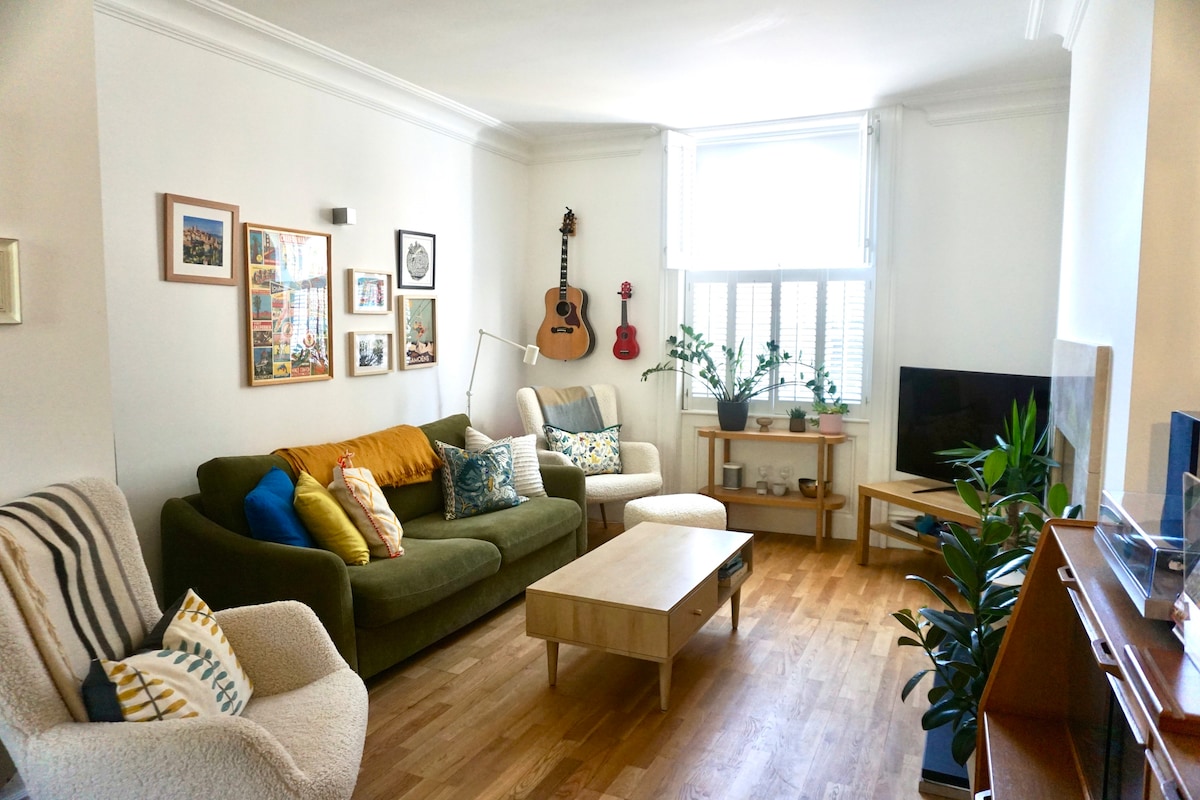 客厅配备双人沙发床和2把椅子。 