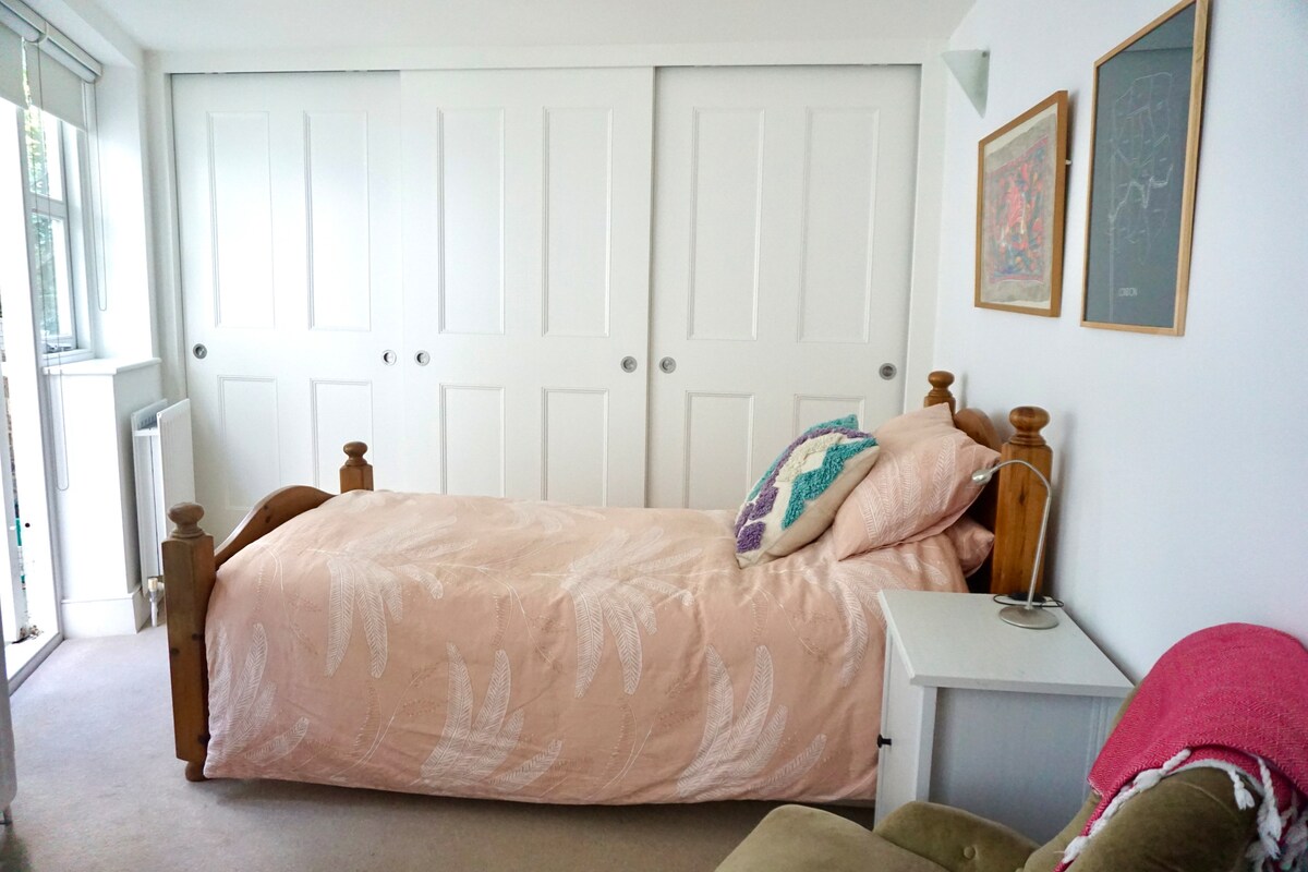 卧室配备单人床，可步行前往下层露台