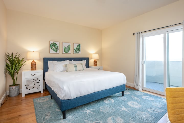 U drugoj spavaćoj sobi nalazi se veliki bračni krevet, mali patio, ormarić i radni stol sa stolicom koji je savršen za rad na daljinu.