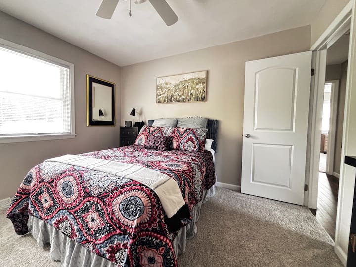 这间舒适的双人卧室配备智能电视、专用办公桌和工作区，非常适合远程工作、视频通话或在忙碌的一天后观看流媒体。 专为商务和休闲旅行者设计的舒适度假胜地。