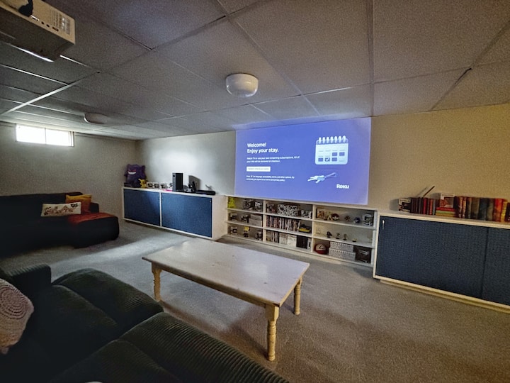 地下室配备大型投影屏幕、Roku接入和舒适的座位，可将地下室改造成您的私人影院。 非常适合电影之夜、狂欢观看或游戏马拉松，所有这些都在一个家庭友好的聚会空间中。