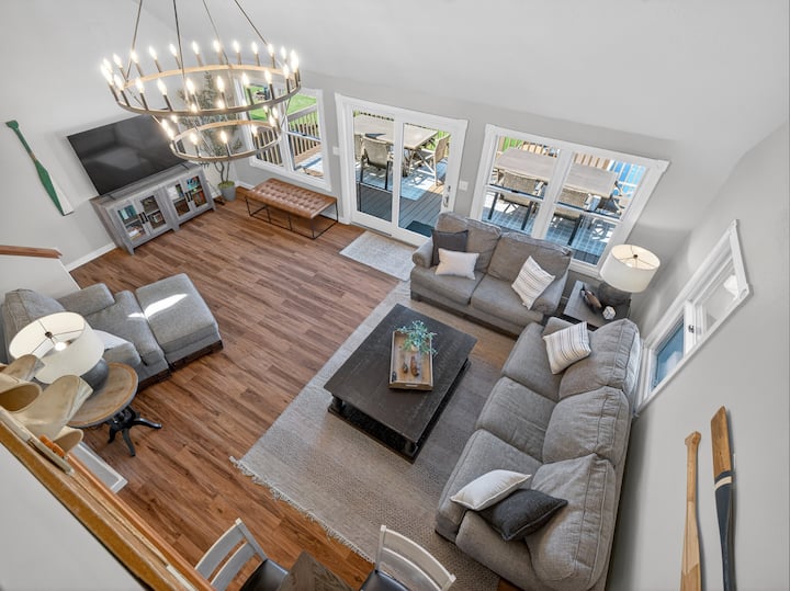 Lake Wawasee Retreat: Private Pool, Hot Tub & Pier - Ligonier, IN