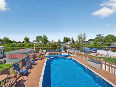 Lake Wawasee Retreat: private pool, hot tub & pier