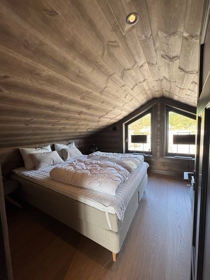 Cama doble, 150 cm de ancho Hay disponible un colchón hinchable con colchón superior de 150 cm de ancho.