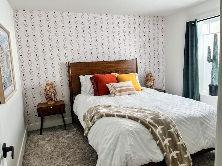 Bújj el a földszinti Desert Bedroom #3-ban, amely queen méretű ággyal rendelkezik 