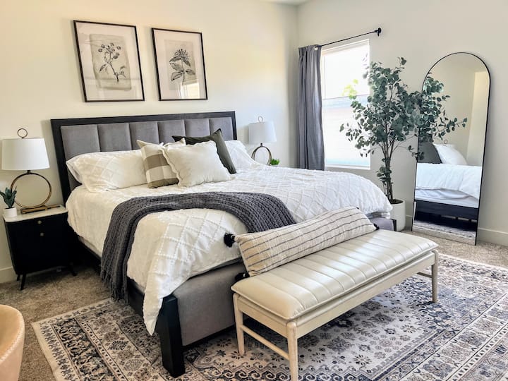 Pihenj az 1. hálószobában, amely king-size méretű ággyal, nagy gardróbszobával, íróasztallal és saját fürdőszobával rendelkezik