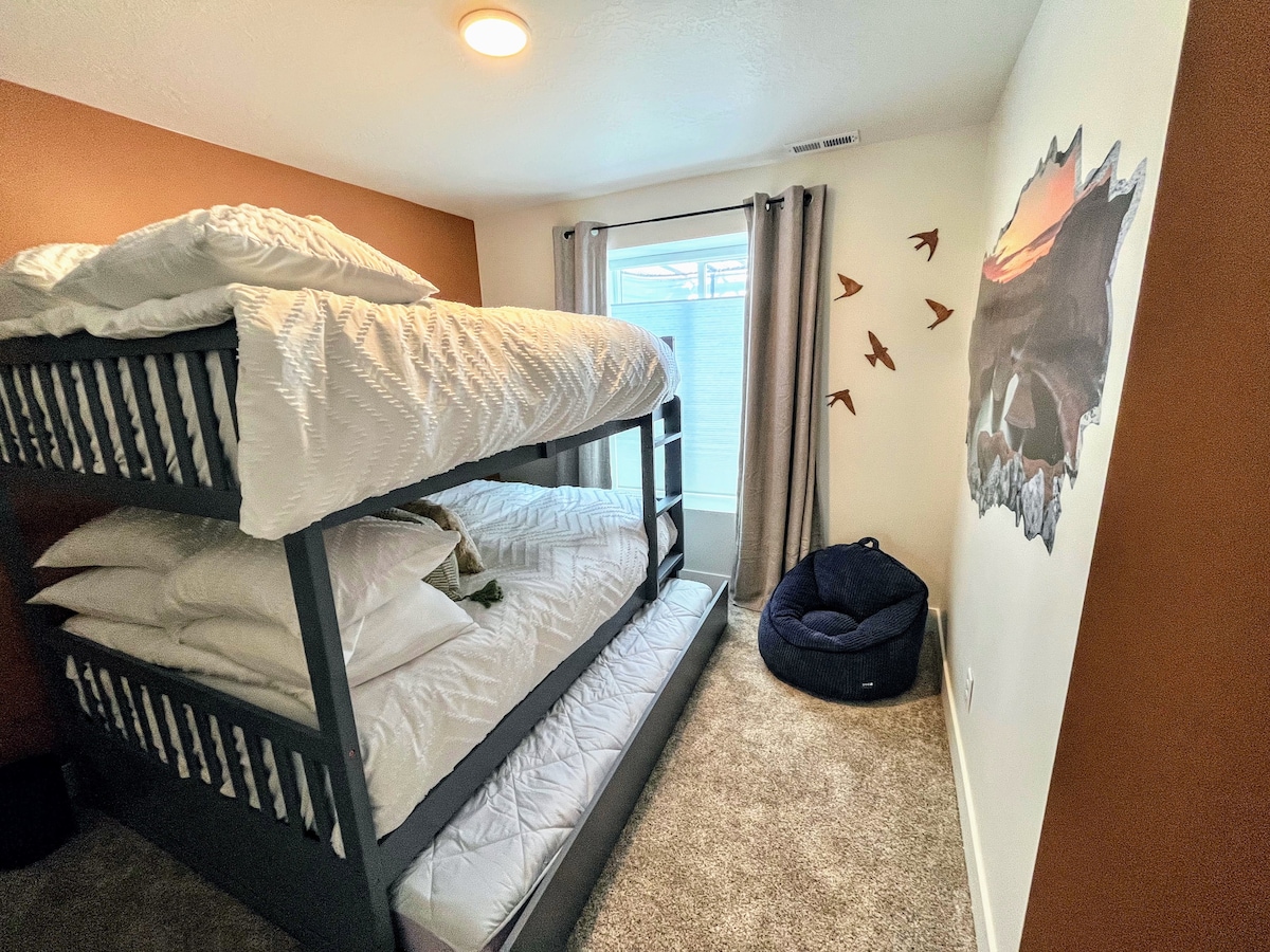 5 osôb sa vyspí v dolnej poschodovej spálni č. 4 s manželskými lôžkami a jednolôžkovou rozkladacou posteľou