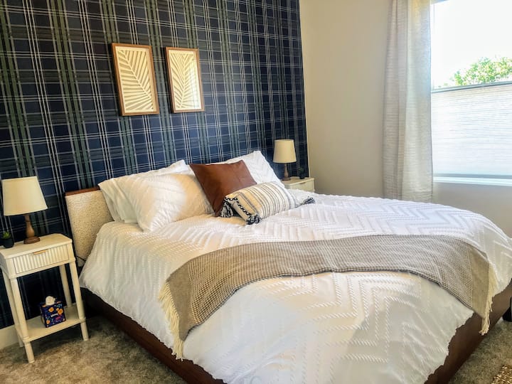 Pihenj a kockás 3-as hálószobában, amely queen méretű ággyal rendelkezik