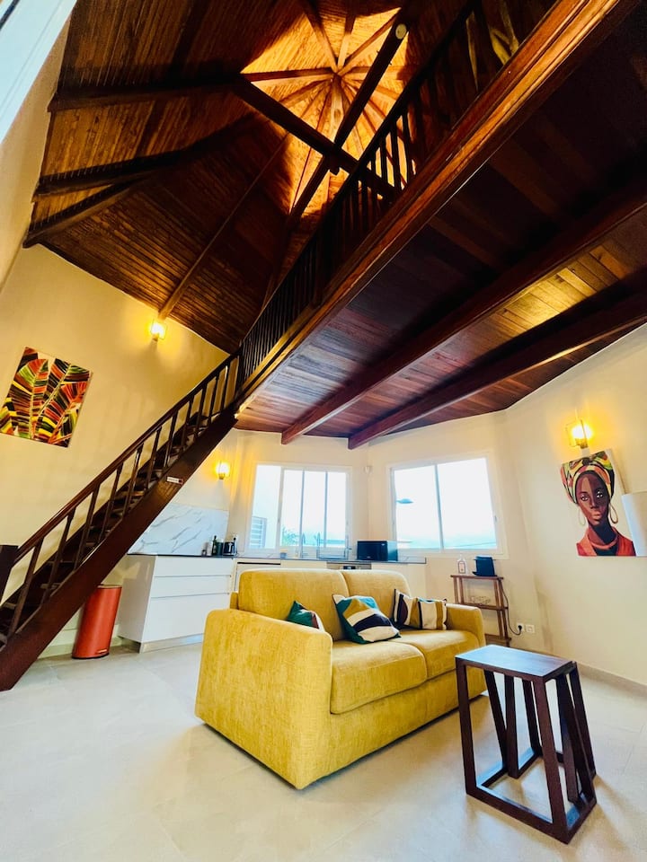 Многу убав дуплекс реновиран во септември 2025 година, студиотона Tourel нуди многу пријатен и светол простор за живеење.
Дарежливи и добро осмислени простори со модерни удобности во комбинација со шармот на автентична и топла дрвена конструкција