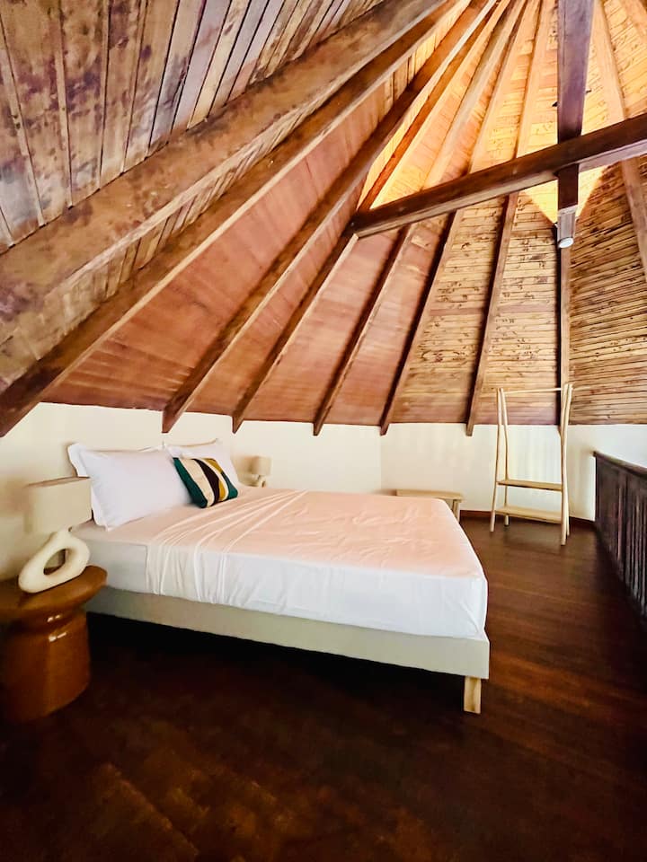 Прекрасна соба со купола со дрвена висина на таванот. Комплетот за LED осветлување носи топол и удобен дизајн истакнувајќи ја целата автентичност и топлина на дрвото. Опремено со брачен кревет (широк 150-179 см) и нов клима уред 