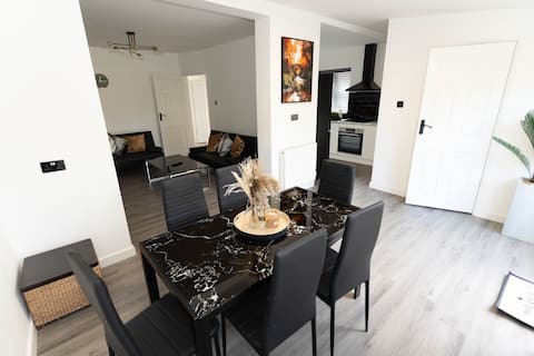 Modern 4Bed|Sleeps 9|Free Parking|Big Garden