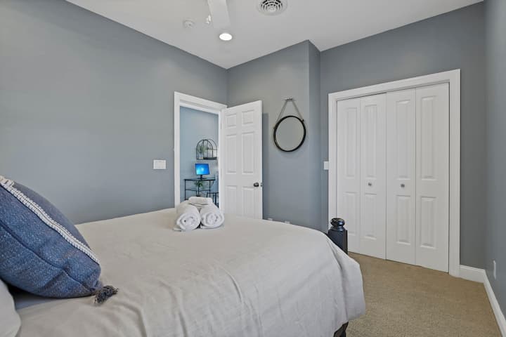 ห้องนอน 1 – ชั้น 3 (เตียงควีนไซส์)