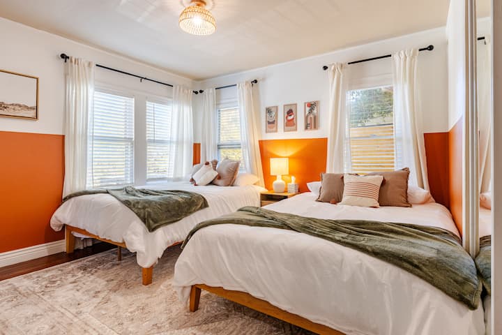 Vista frontal de las dos camas tamaño queen en el dormitorio 2: la habitación «Iced Tea». 