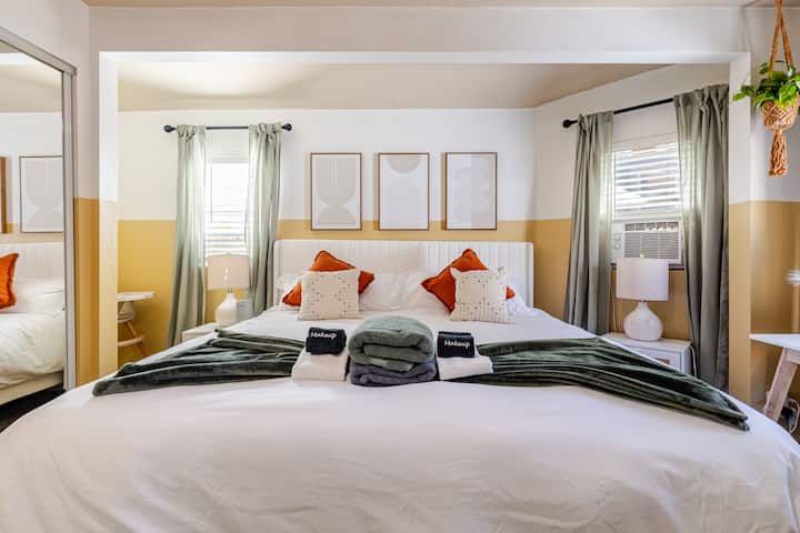 Vista frontal de la cama tamaño king en el dormitorio 1/principal: la «habitación caqui».