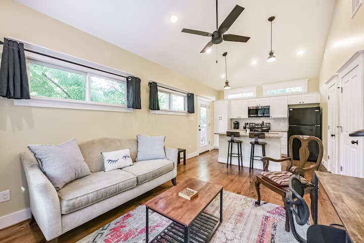 Hidden Oaks Guesthouse - Houston, TX