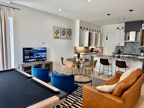 Popular Airbnb listing: 3B3.5B/4Beds • Rooftop Skyline • at Bishop Arts in Dallas