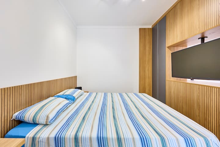 Брачен кревет (широк 150 – 179 см) за дополнителна удобност.
Постелнината не е вклучена во дневните цени.