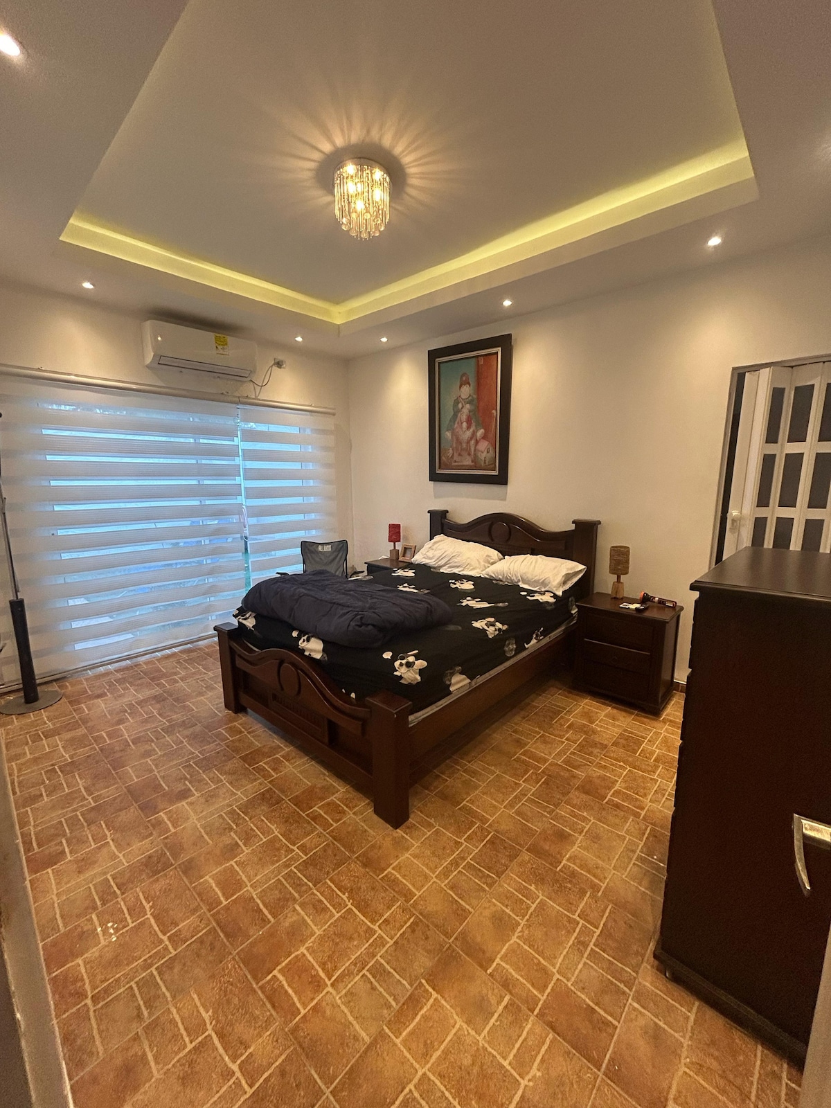 Prekrasna soba s udobnim krevetom i klima-uređajem za svježinu