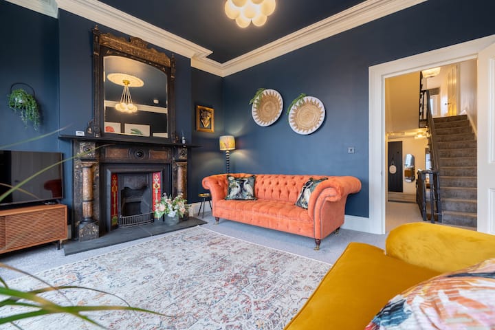 Battersea Boutique Apartment No.2
Sleeps 6 - Carrickfergus