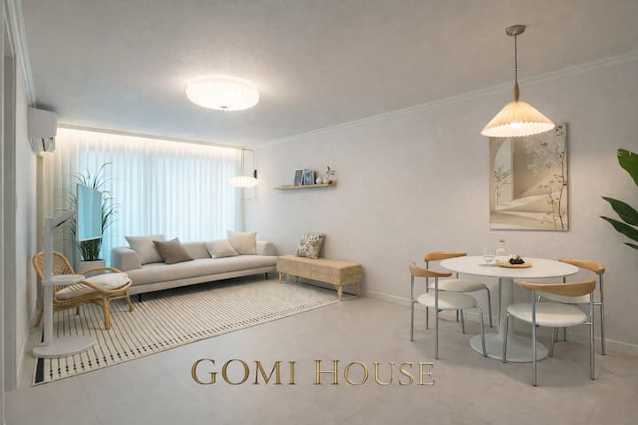 Es una sala de estar espaciosa, adecuada para reuniones familiares y de amigos.