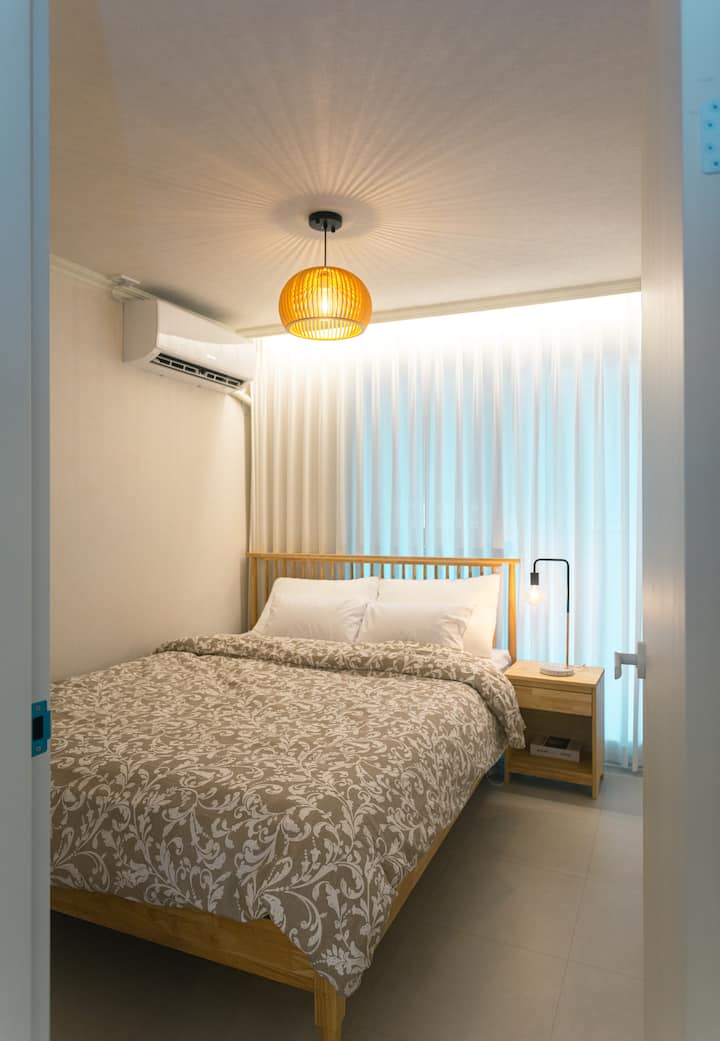Este es un dormitorio privado, acogedor y tranquilo, lo que lo convierte en el lugar perfecto para relajarse y aliviar cómodamente el cansancio del viaje.