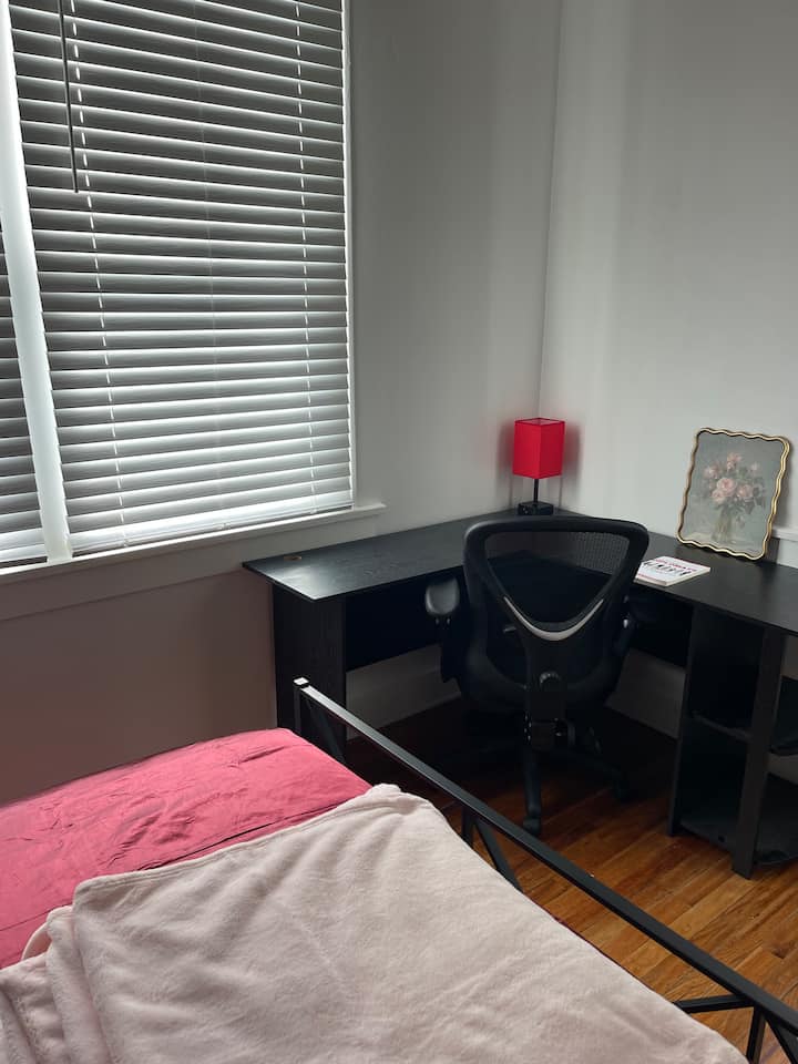 โต๊ะทำงาน + เก้าอี้สำนักงานเป็นพื้นที่ทำงานภายในห้องนอน 