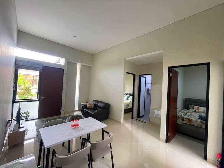 Atiga Guest House, Clean In Cozy Space - Malang