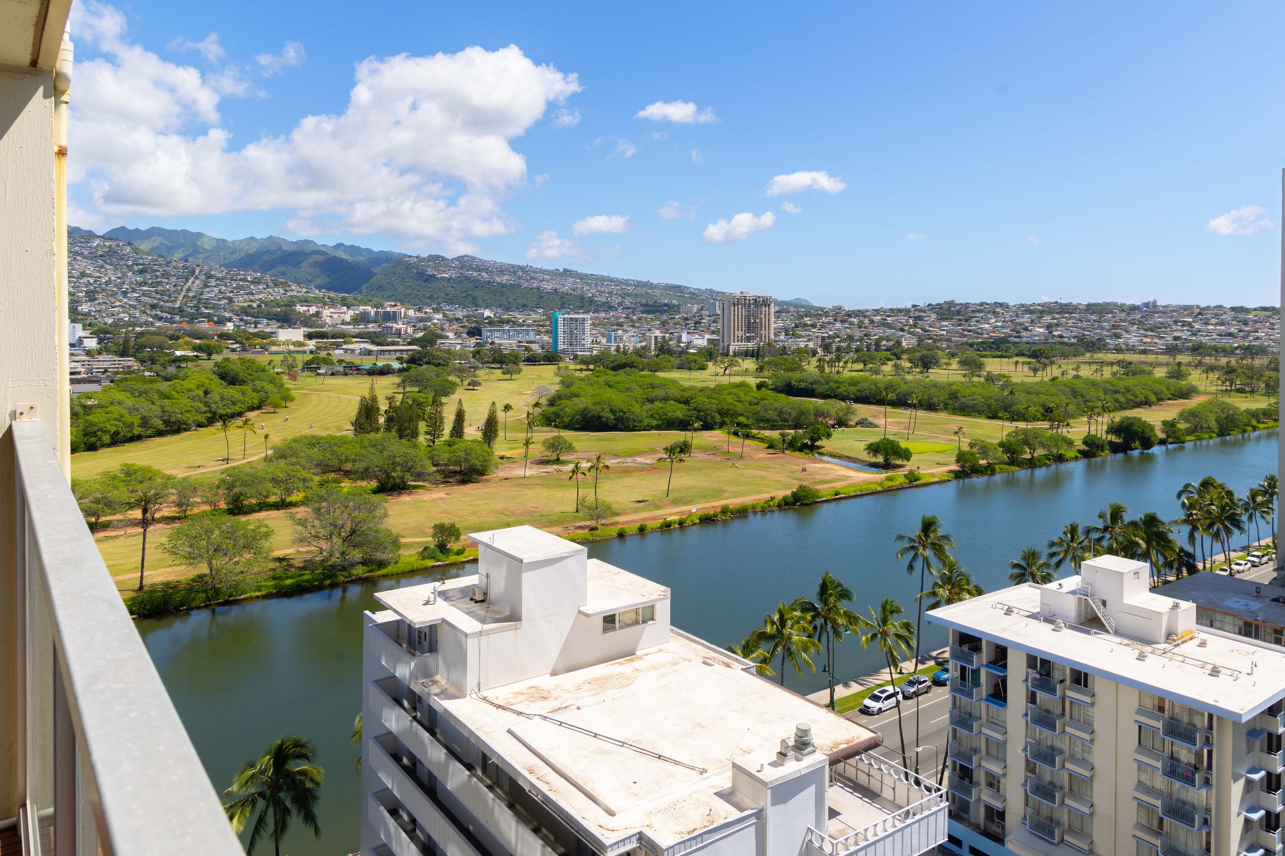 Waikiki studio w/ city skyline view & beach access - Image 23