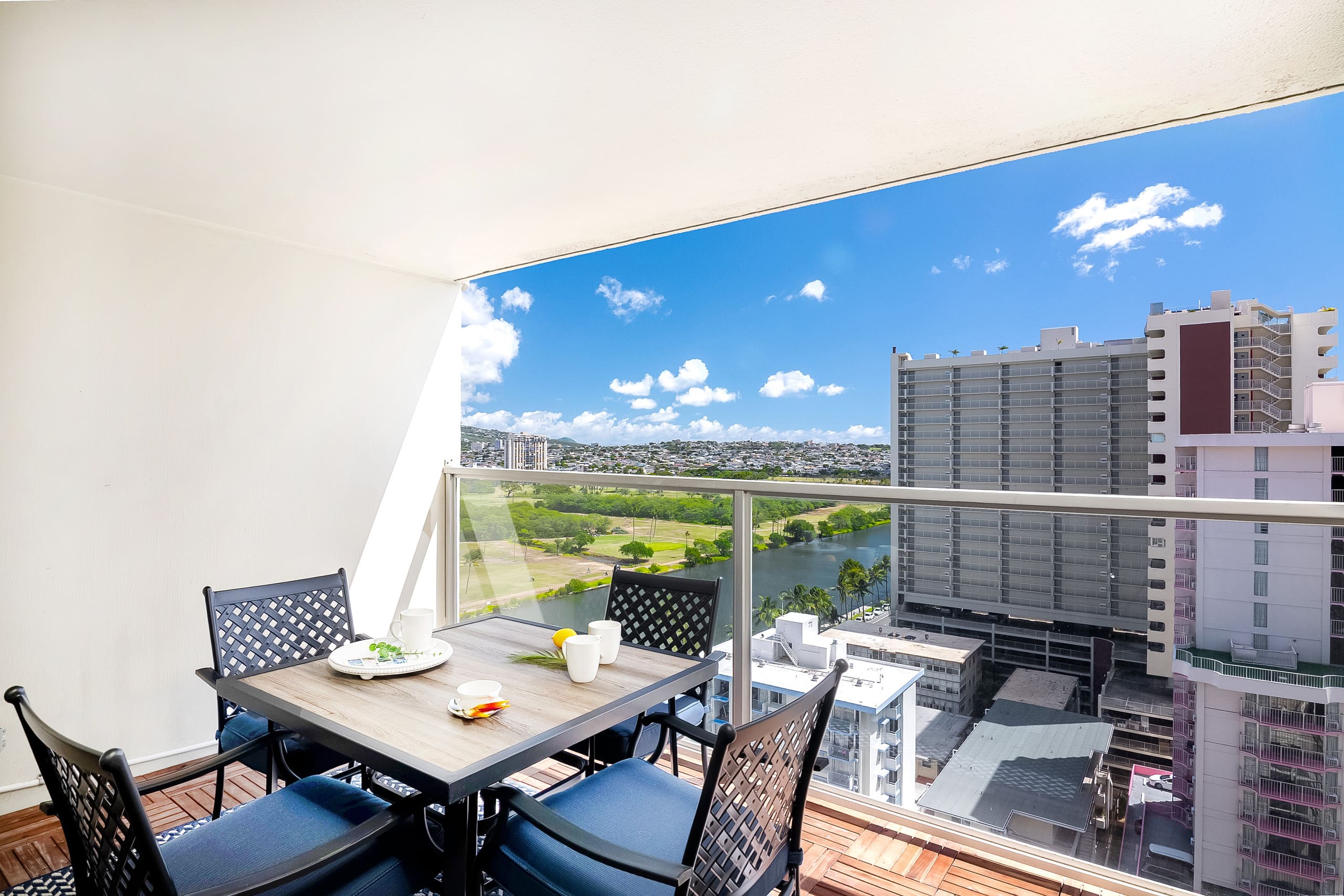 Waikiki studio w/ city skyline view & beach access - Image 22