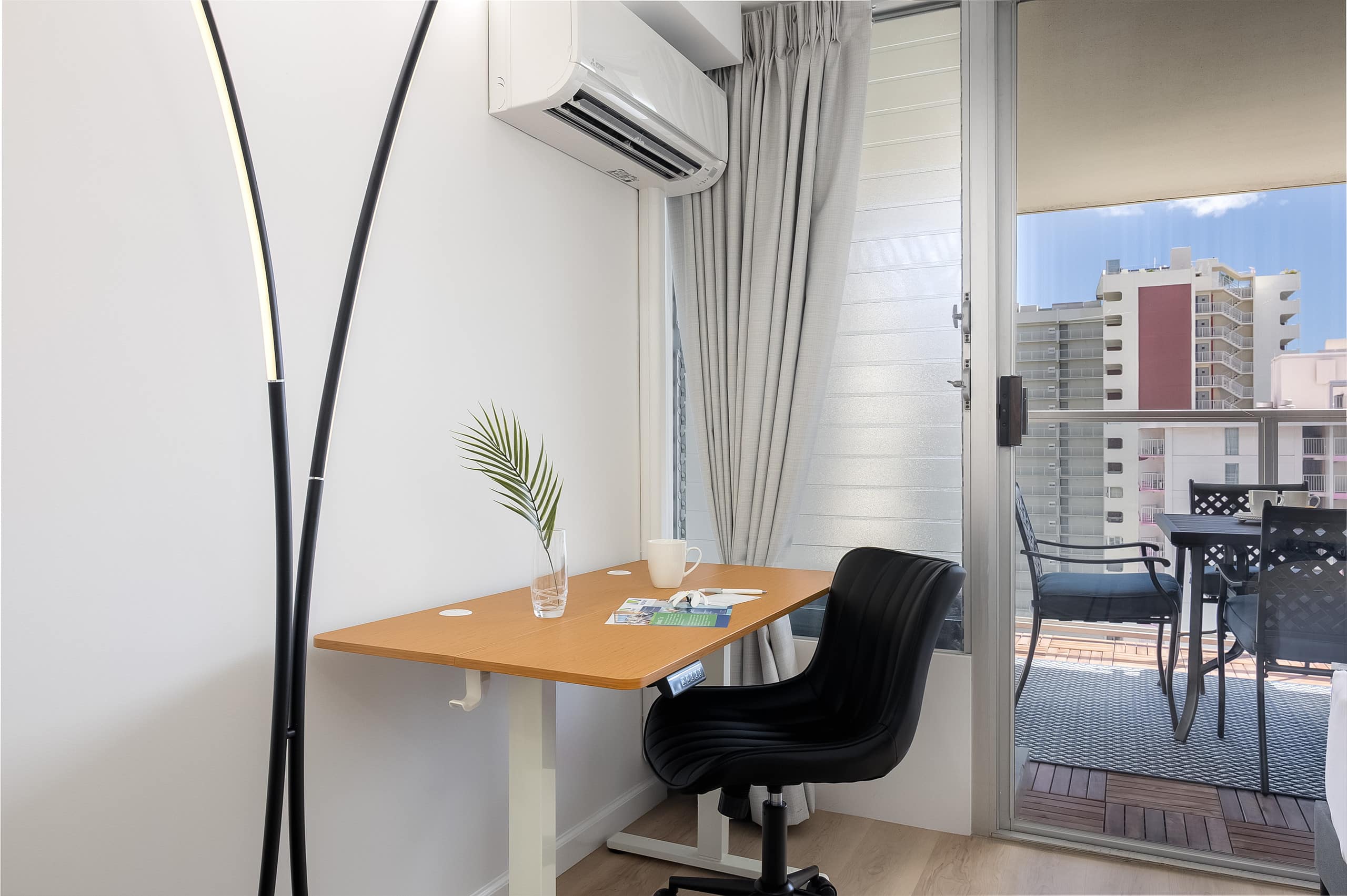 Waikiki studio w/ city skyline view & beach access - Image 1