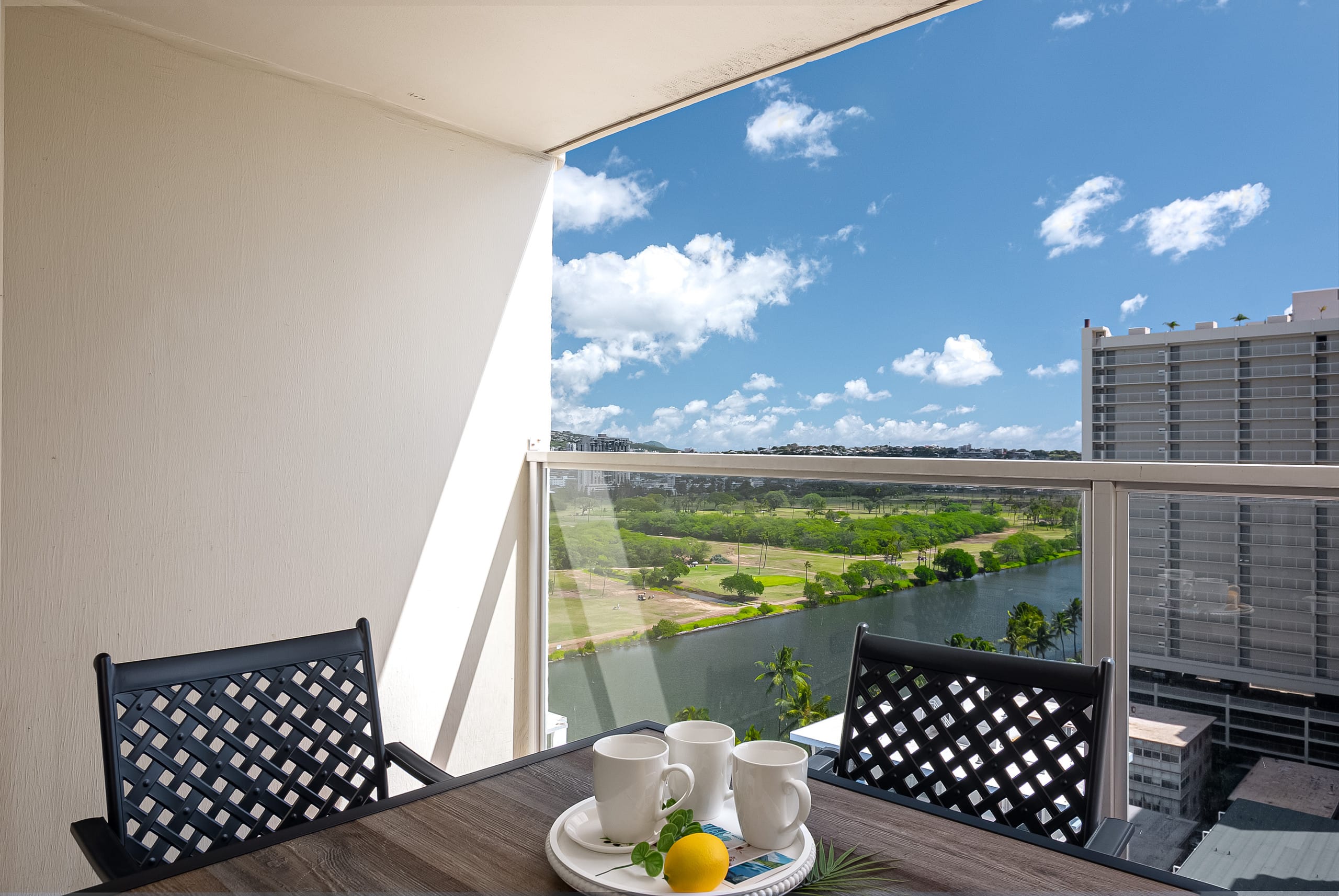 Waikiki studio w/ city skyline view & beach access - Image 24